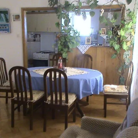 Ivy Apartment *
